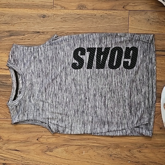 4 Boys Tank tops 10-12 - Picture 5 of 9